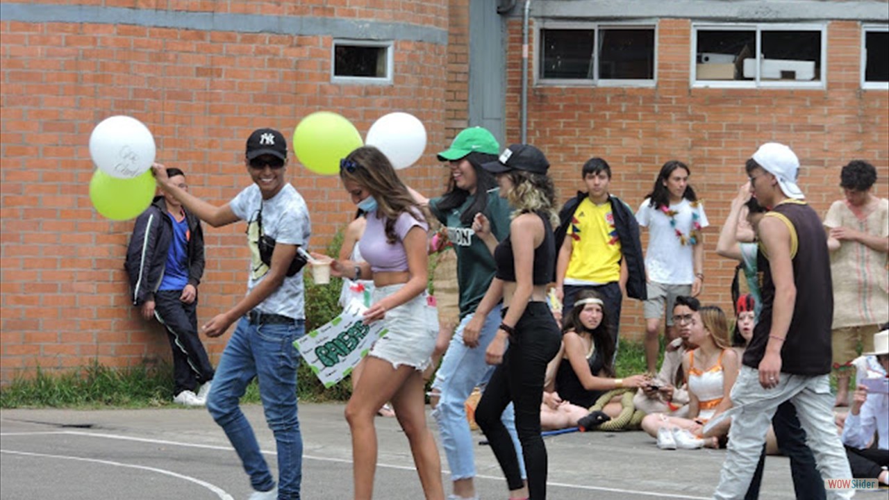 Tributo por parte de los estudiantes de grado once  haciendo uso de la vestimenta típica de la región de Antioquia. 